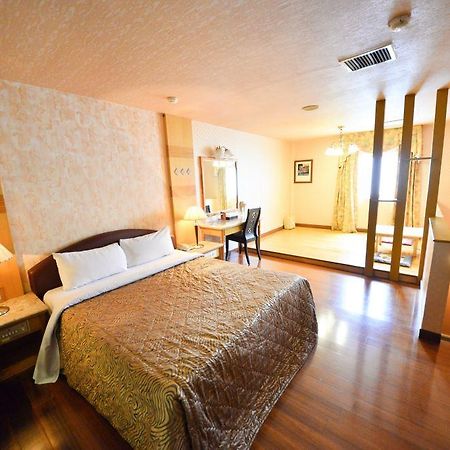 Paiwei Motel Тайнань Экстерьер фото