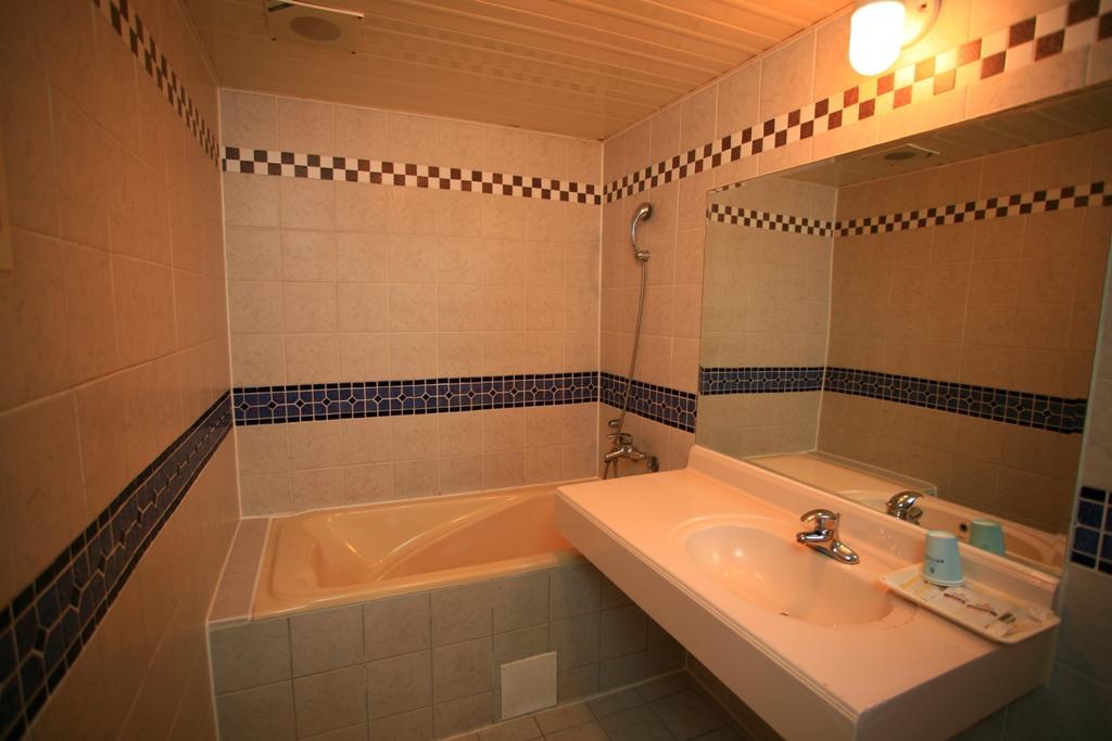 Paiwei Motel Тайнань Экстерьер фото