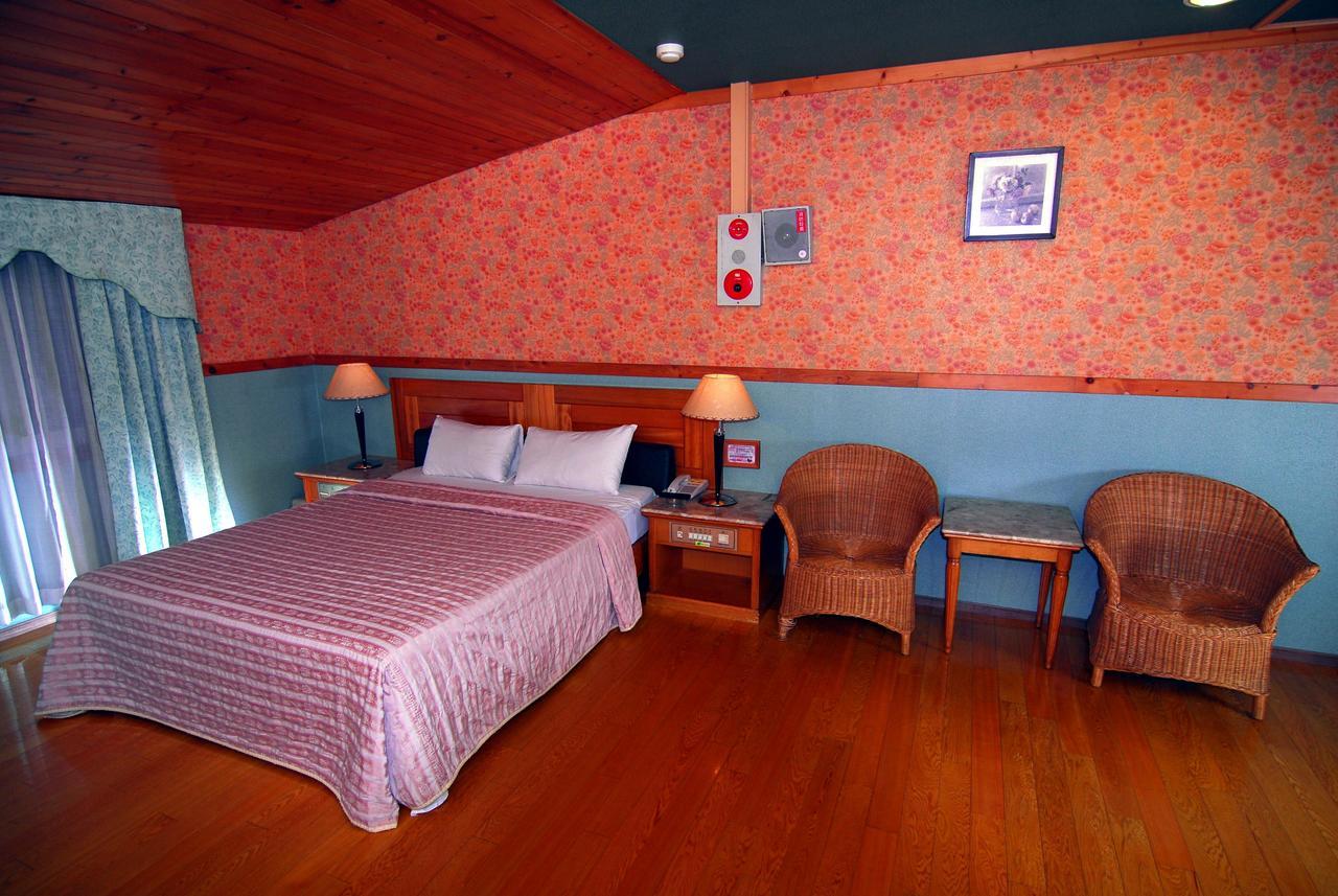 Paiwei Motel Тайнань Экстерьер фото
